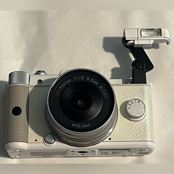 BRAND NEW Pentax digital camera/video camera w/ pop-up flash & storage drive! - Picture 5 of 14